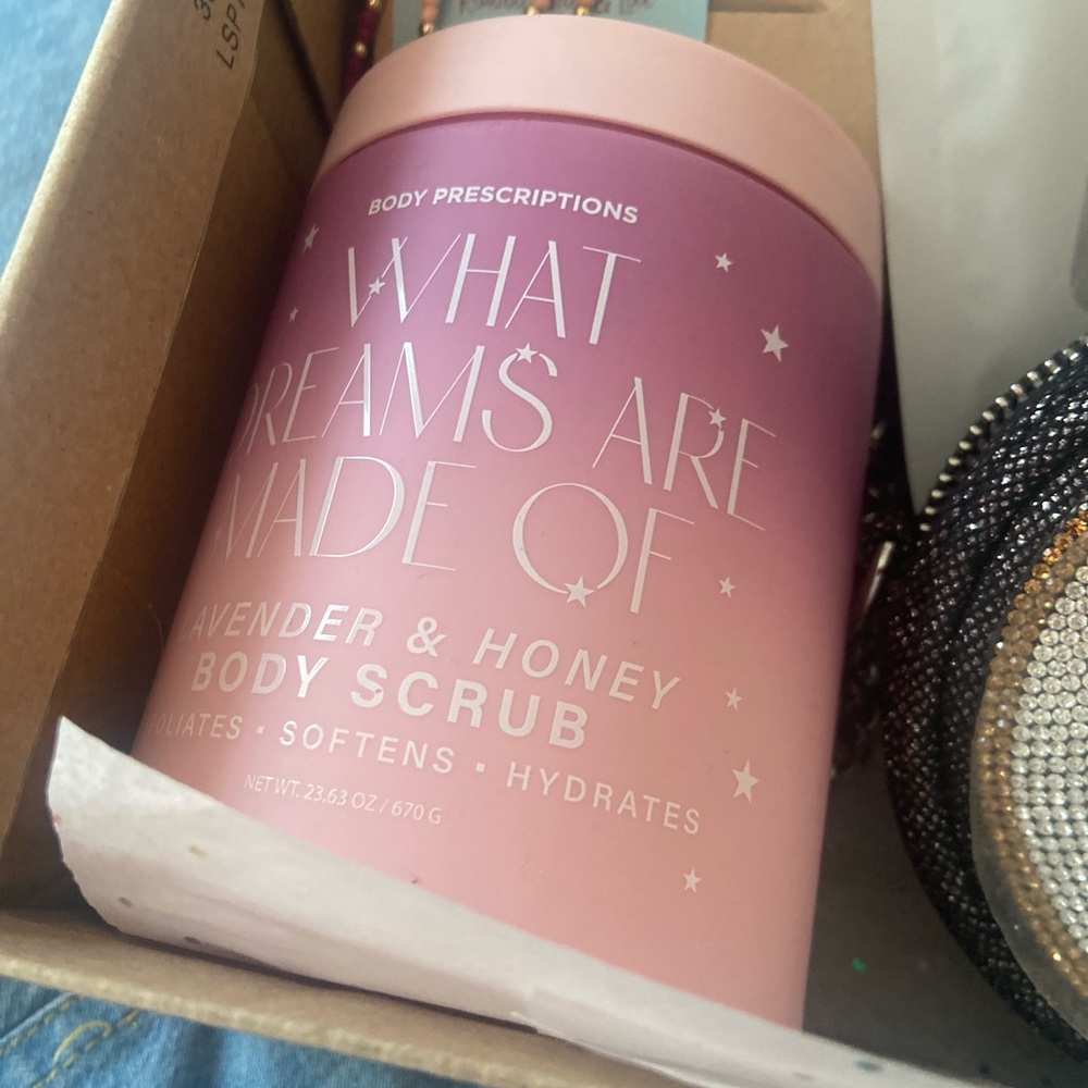 Self care gift box 🎁 scrub, SkinnyDip London Rhinestone bag, & pamper box - Picture 7 of 11